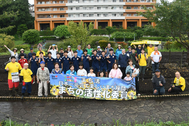 写真：ひまわり種まき参加者の集合写真