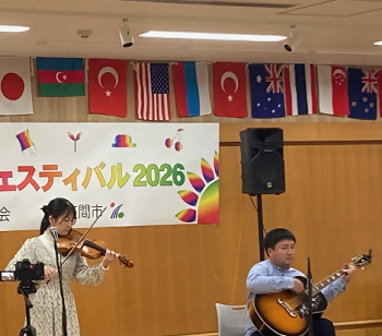 写真: バイオリンとギターの演奏