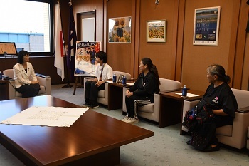 写真：表敬訪問の様子。左から、市長、しみず　はるとさん、しみず　ゆかりさん、いまい　けいこさん