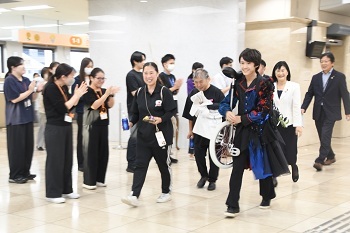 拍手で迎える市職員と、左からしみず　ゆかりさん、いまい　けいこさん、しみずはるとさん、市長、教育長