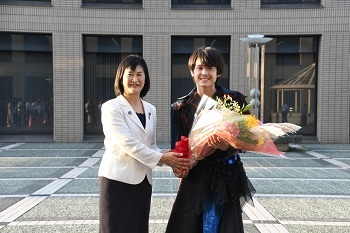 左から、市長、花束を持っているしみずはるとさん