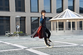 写真：市役所の中庭で行われた、しみず　はるとさんによる一輪車の実演の様子
