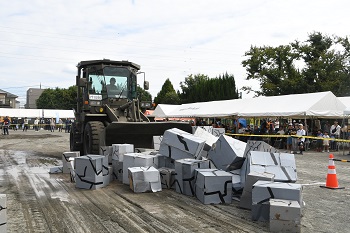 写真:道路啓開する重機