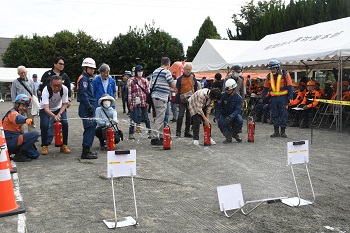 写真：訓練に参加する市民