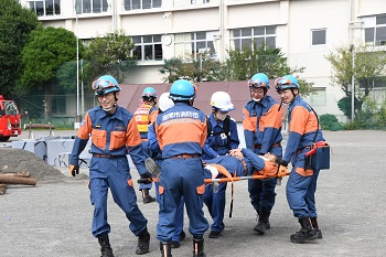 写真：負傷者の搬送をしている消防団