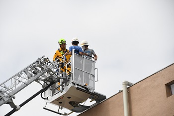 写真:屋上にいる被災者を救助隊が救出