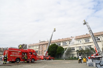 写真：はしご車による放水