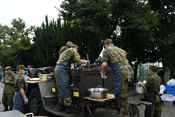写真：自衛隊が災害時用カレーを調理